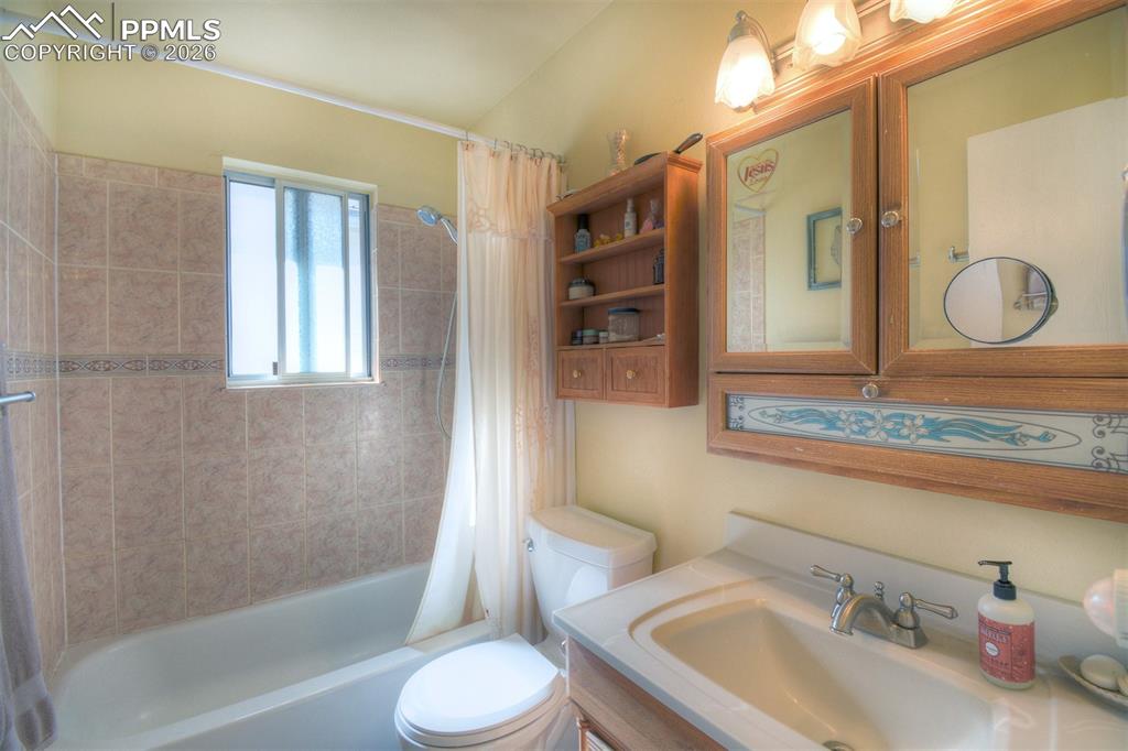 Image 14 of 25: Bathroom