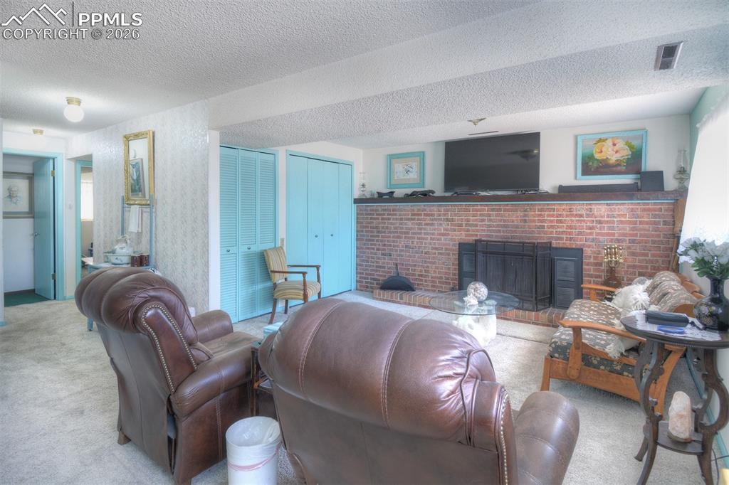 Image 15 of 25: Living Room