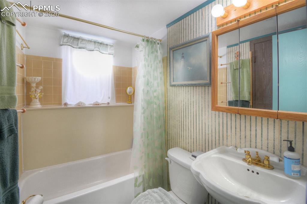 Image 21 of 25: Bathroom