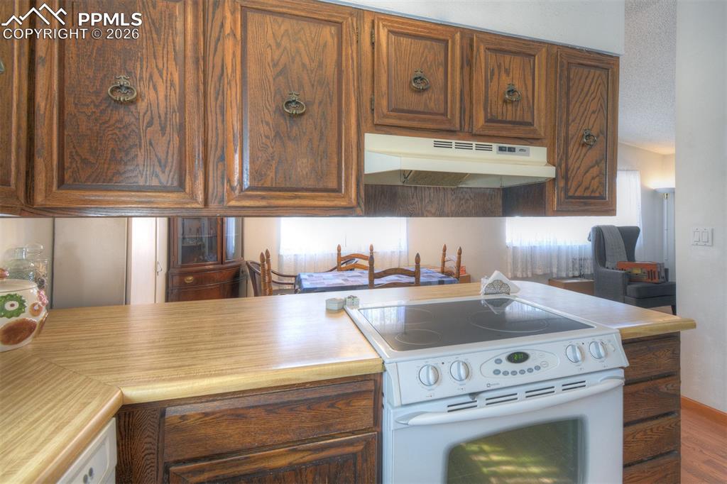 Image 9 of 25: Kitchen