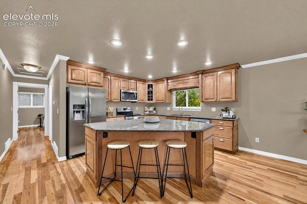 Image 11 of 47: Kitchen