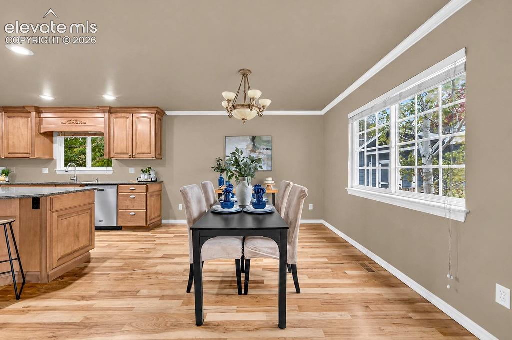 Image 17 of 47: Dining Area