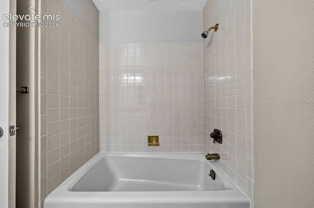 Image 22 of 47: Bathroom