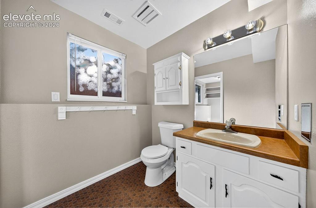 Image 40 of 47: Bathroom