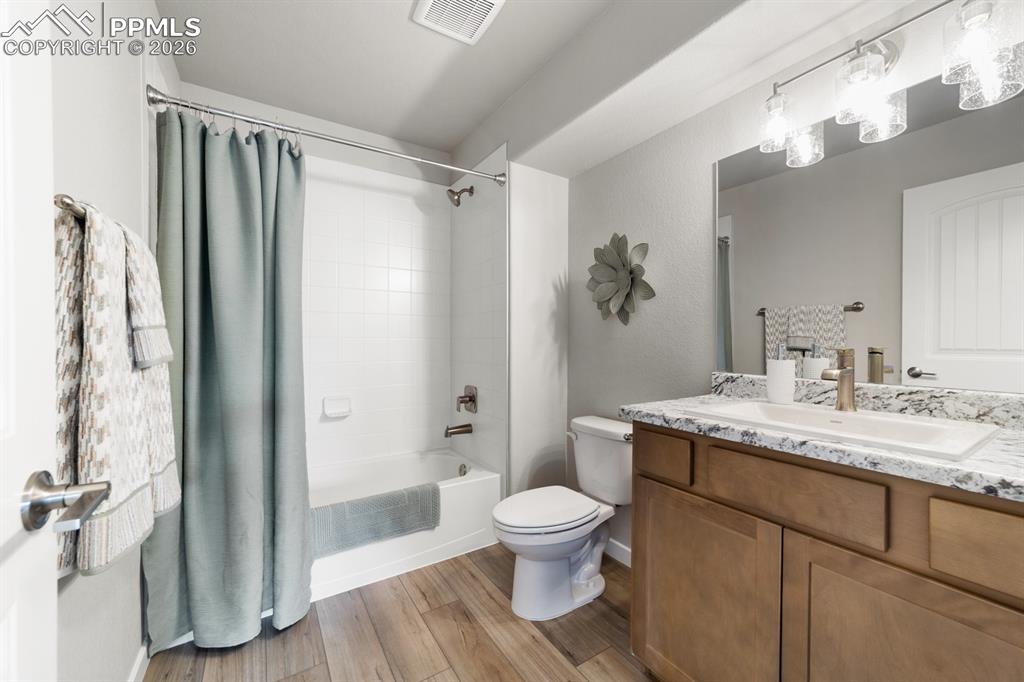 Image 10 of 16: Upper Level Full Bathroom