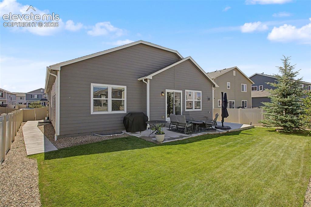 Image 4 of 21: Yard