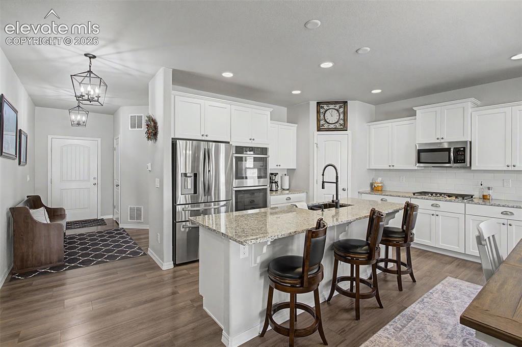 Image 8 of 21: Kitchen
