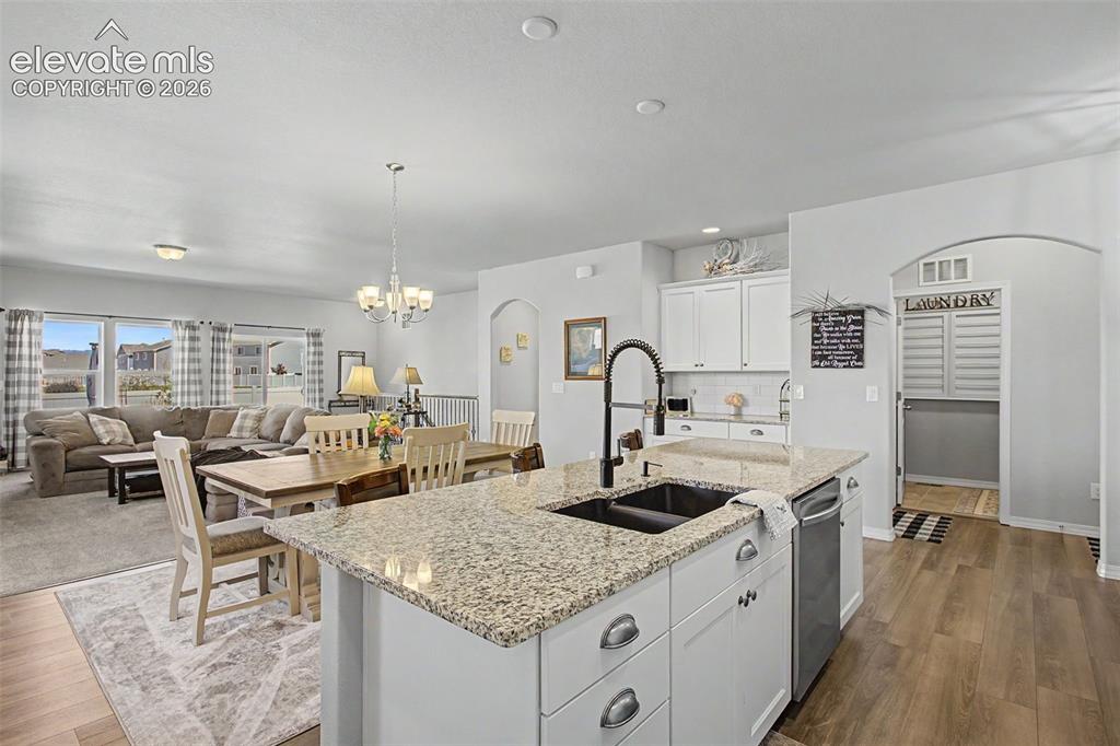 Image 9 of 21: Kitchen