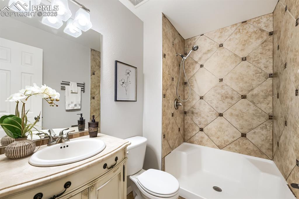 Image 16 of 26: Bathroom