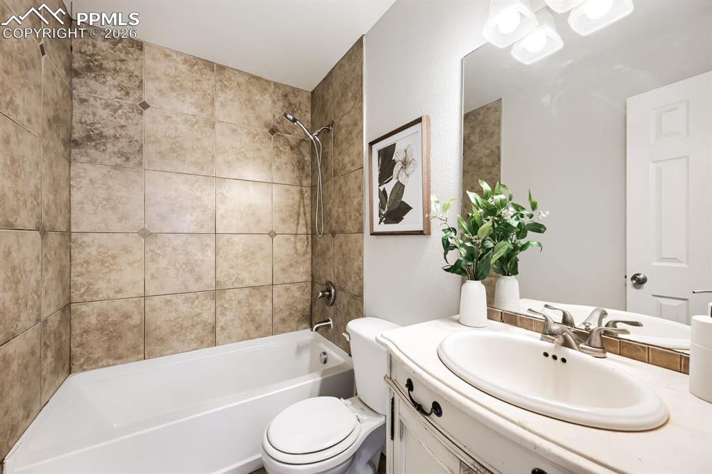 Image 18 of 26: Bathroom