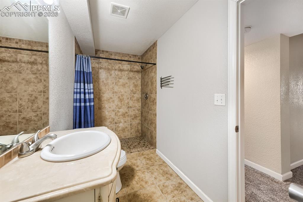 Image 25 of 26: Bathroom