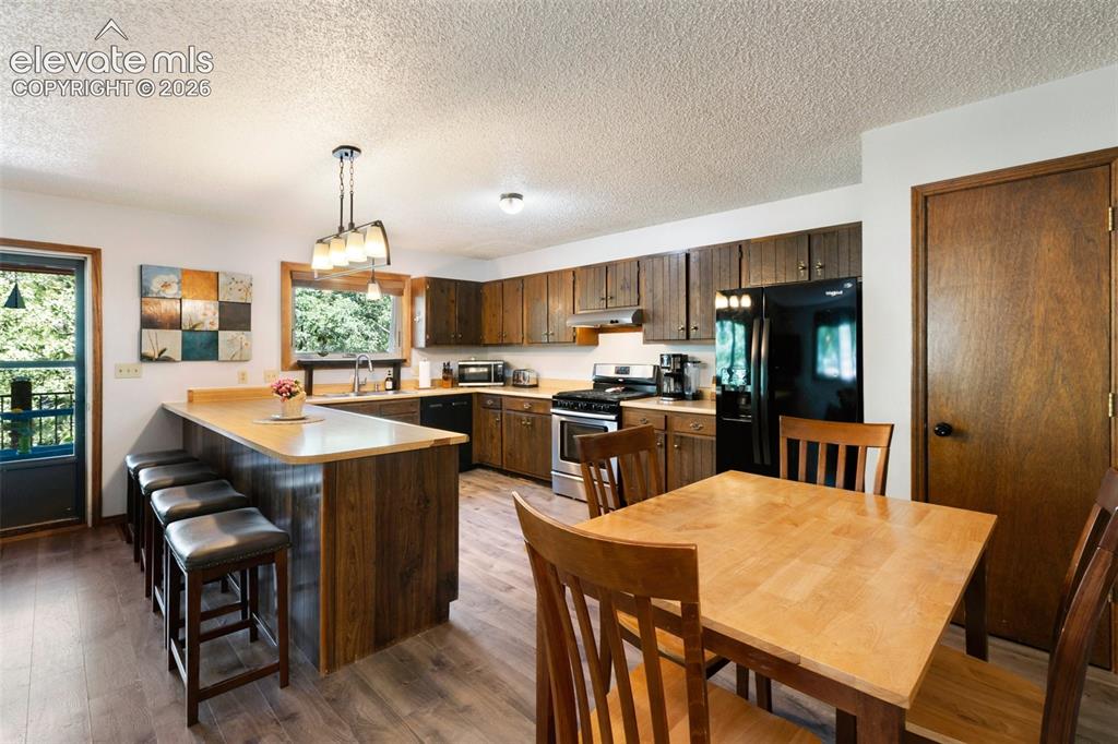 Image 11 of 43: Kitchen