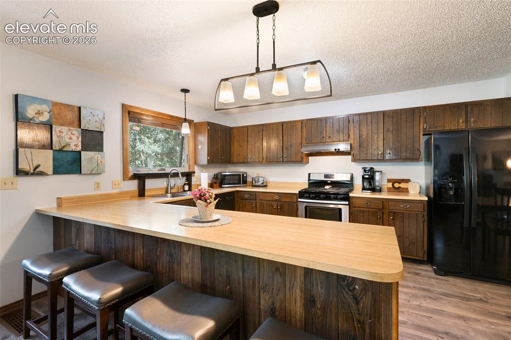 Image 12 of 43: Kitchen