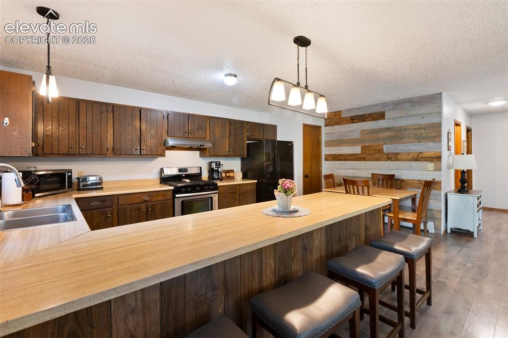 Image 13 of 43: Kitchen