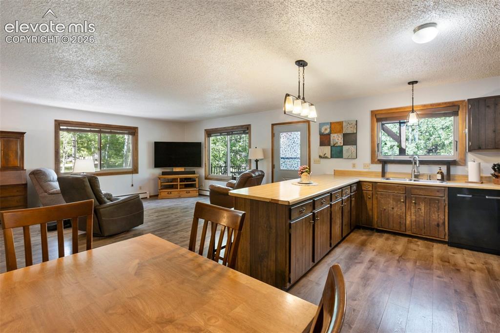 Image 14 of 43: Kitchen