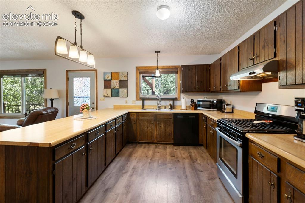 Image 15 of 43: Kitchen