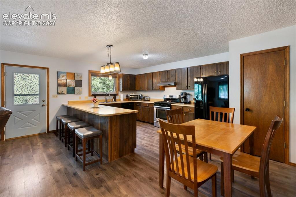 Image 17 of 43: Kitchen