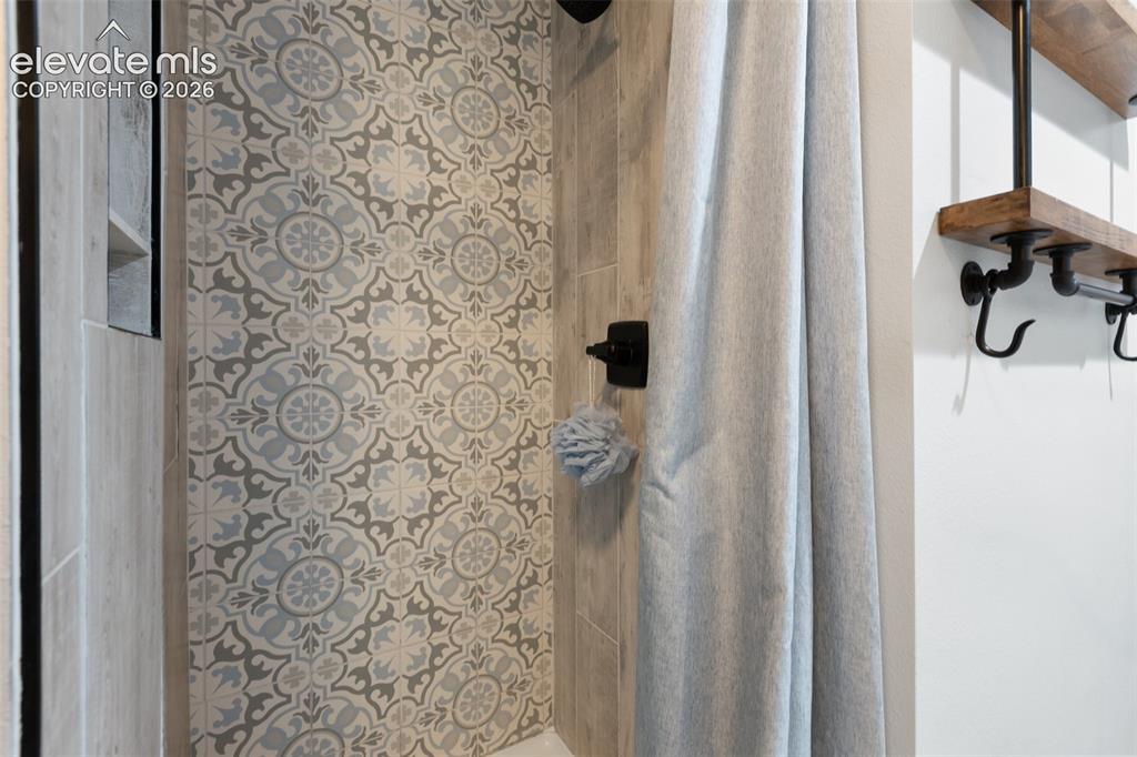 Image 32 of 43: Bathroom