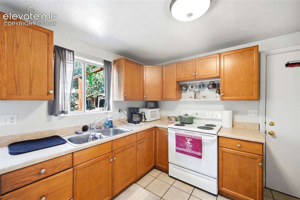 Image 16 of 39: Main level kitchen