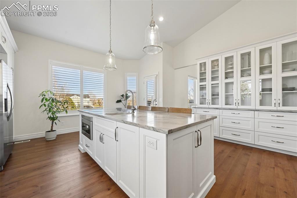 Image 11 of 50: Kitchen