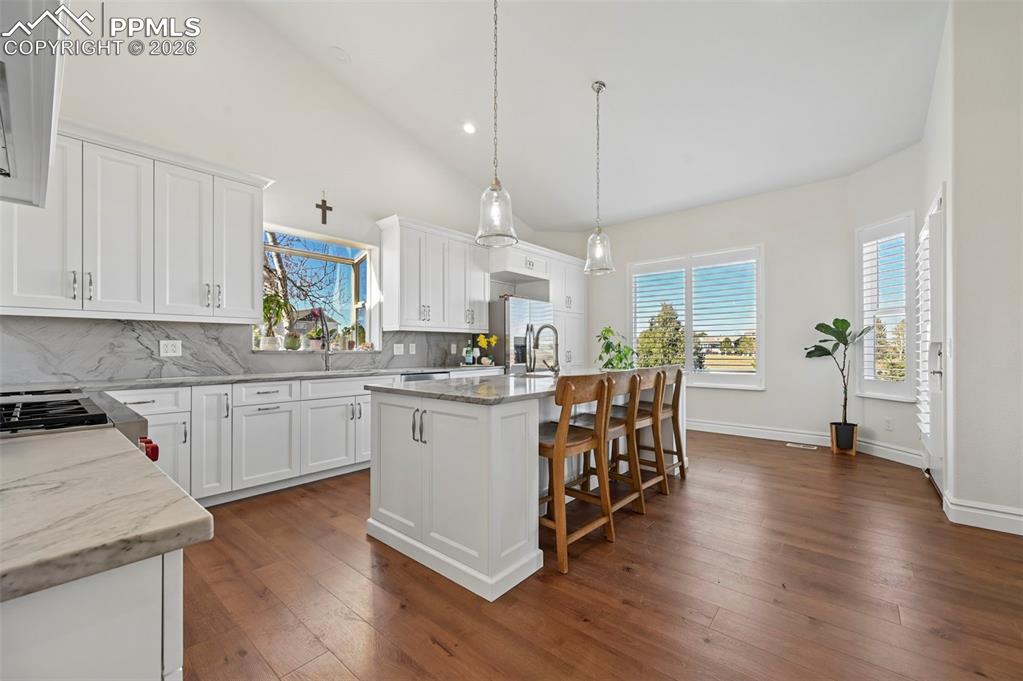 Image 12 of 50: Kitchen