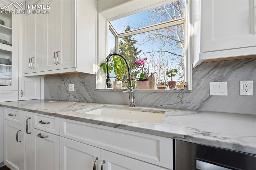 Image 13 of 50: Kitchen