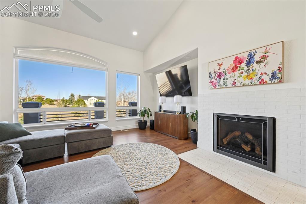 Image 17 of 50: Living Room