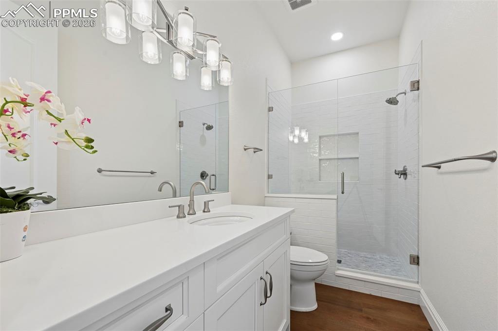 Image 20 of 50: Main level bathroom