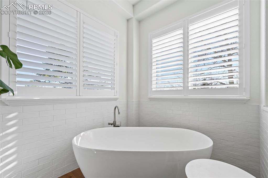 Image 27 of 50: Bathroom