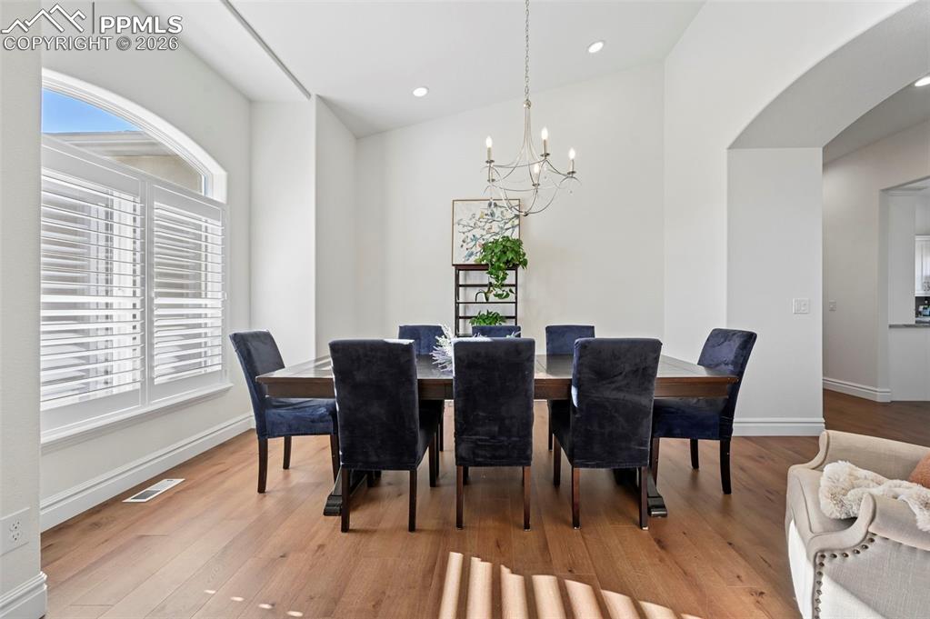 Image 4 of 50: Dining Area