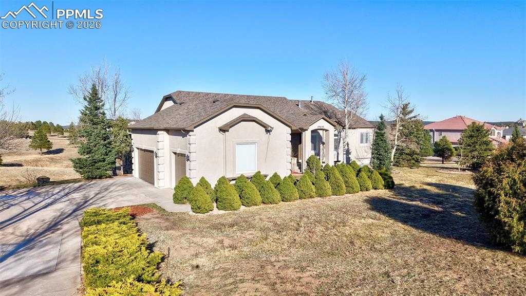 Image 42 of 50: 3 car garage