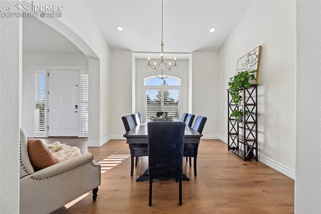 Image 5 of 50: Dining Area