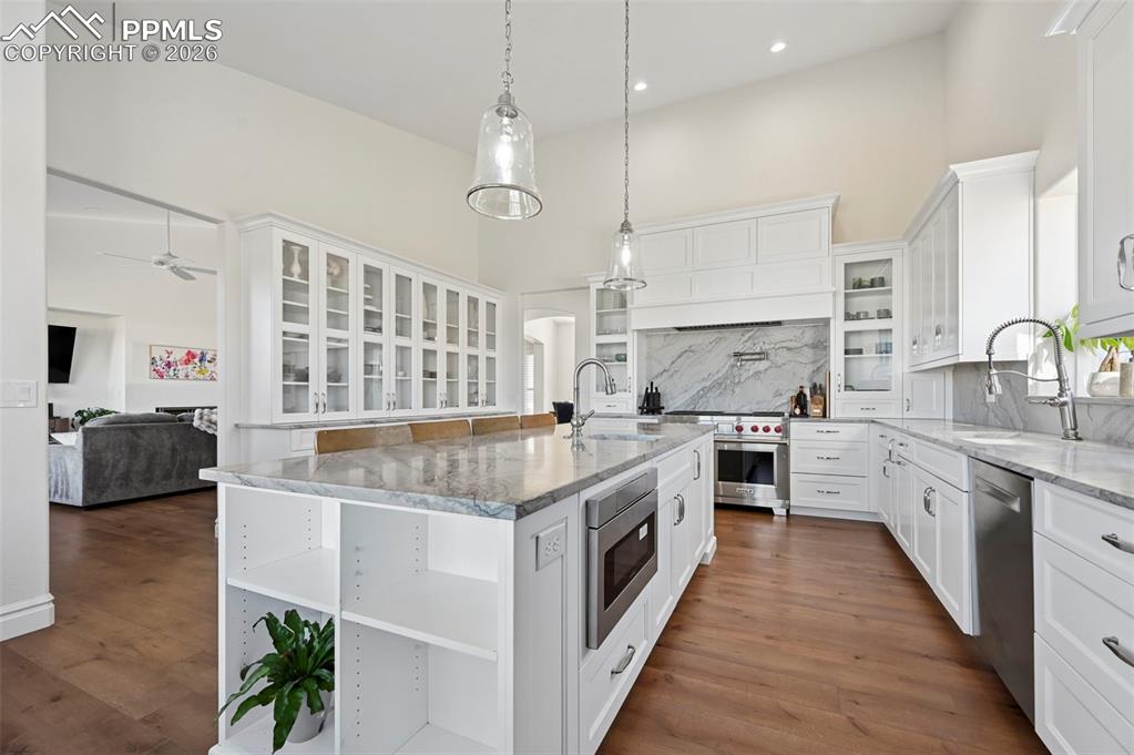 Image 6 of 50: Gorgeous quartz countertops and backsplash