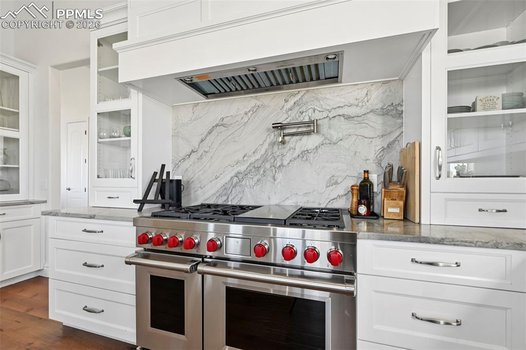 Image 7 of 50: Love to cook? Wolf gas range and hood