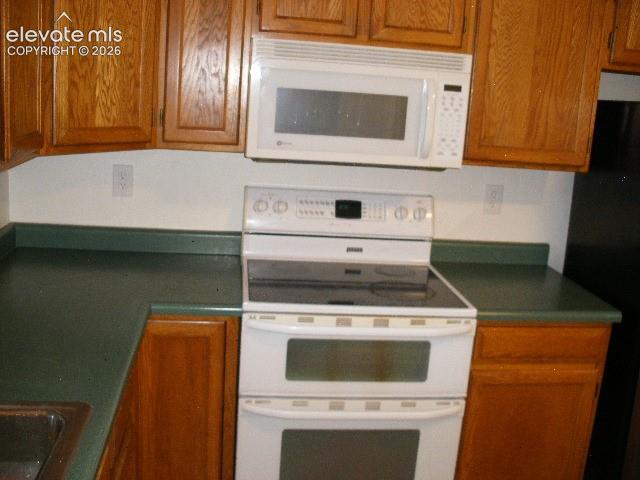 Image 19 of 46: Kitchen