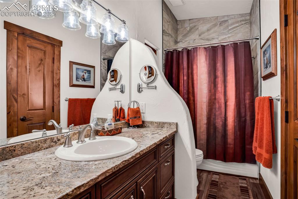 Image 29 of 49: Bathroom