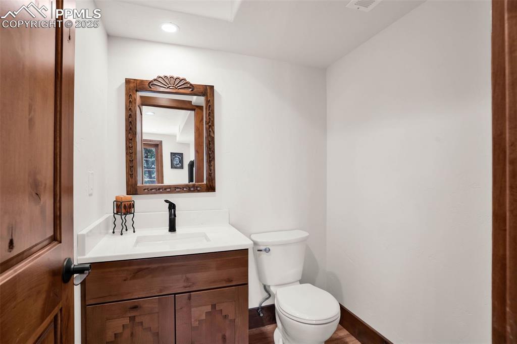 Image 33 of 49: Bathroom