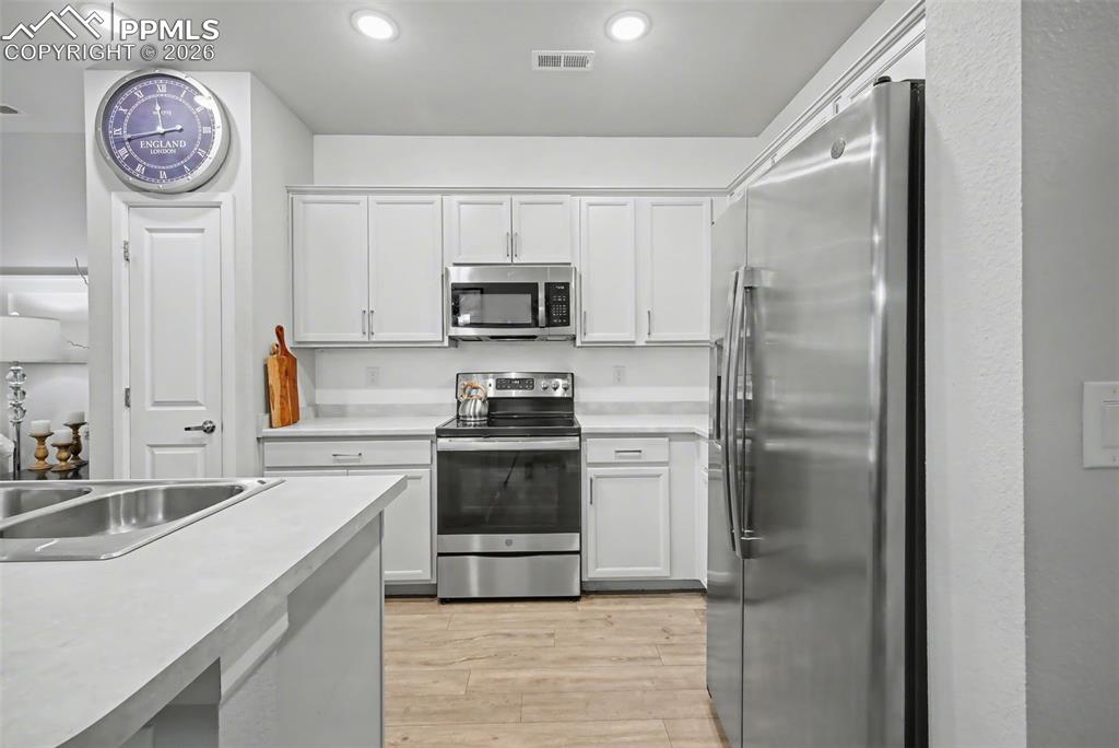 Image 9 of 29: Kitchen