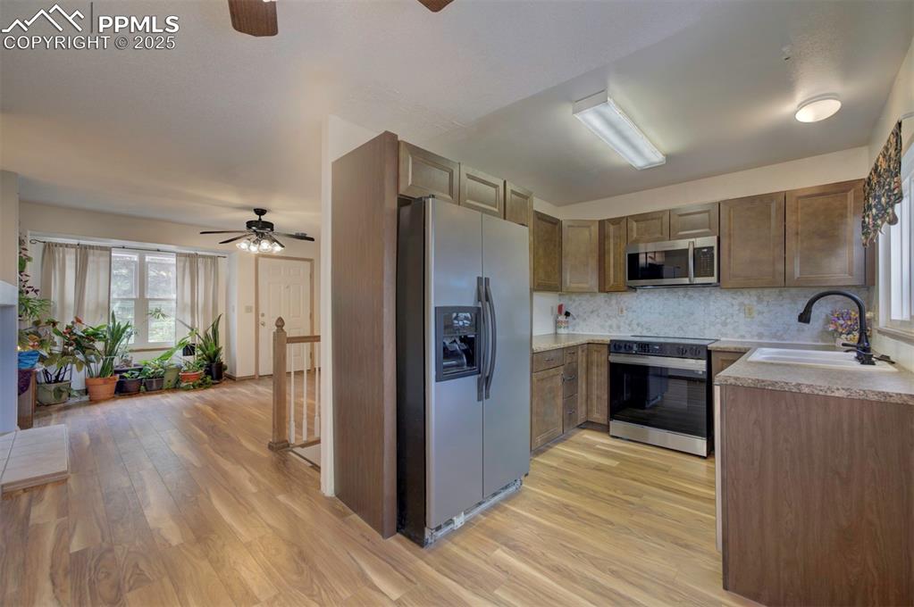 Image 10 of 30: Kitchen