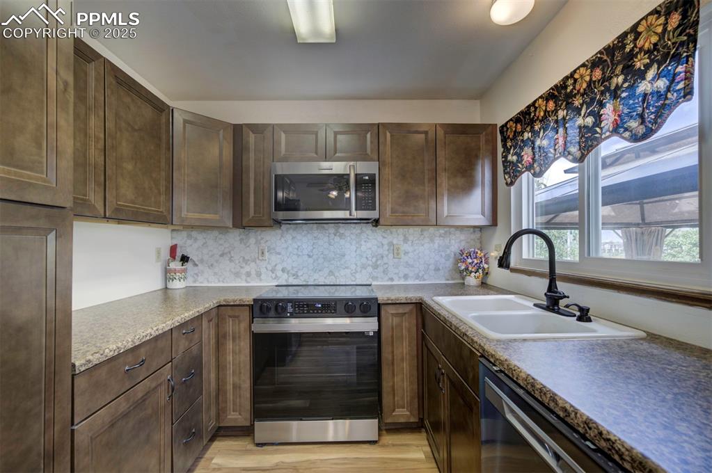 Image 11 of 30: Kitchen
