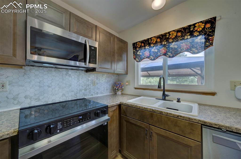 Image 12 of 30: Kitchen