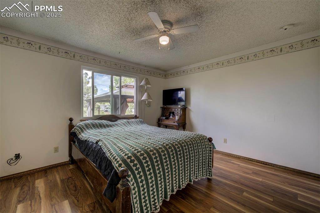 Image 14 of 30: Bedroom
