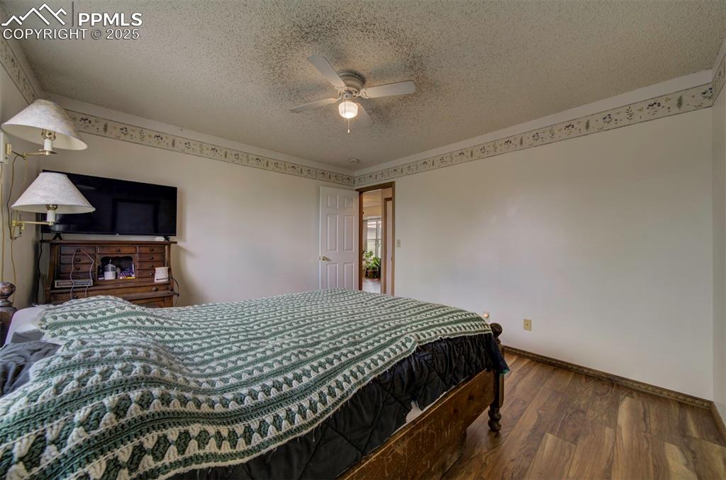 Image 15 of 30: Bedroom