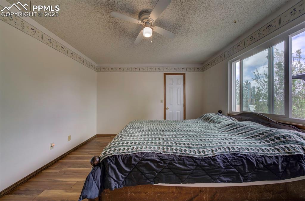 Image 18 of 30: Bedroom