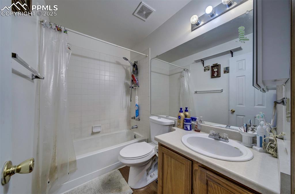 Image 19 of 30: Bathroom