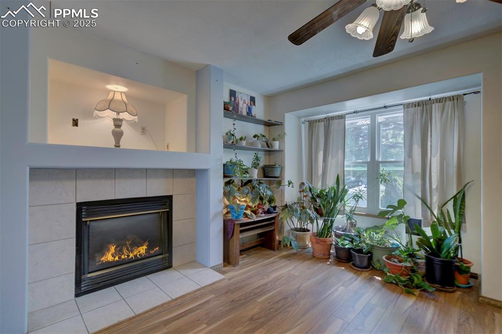 Image 8 of 30: Living Room