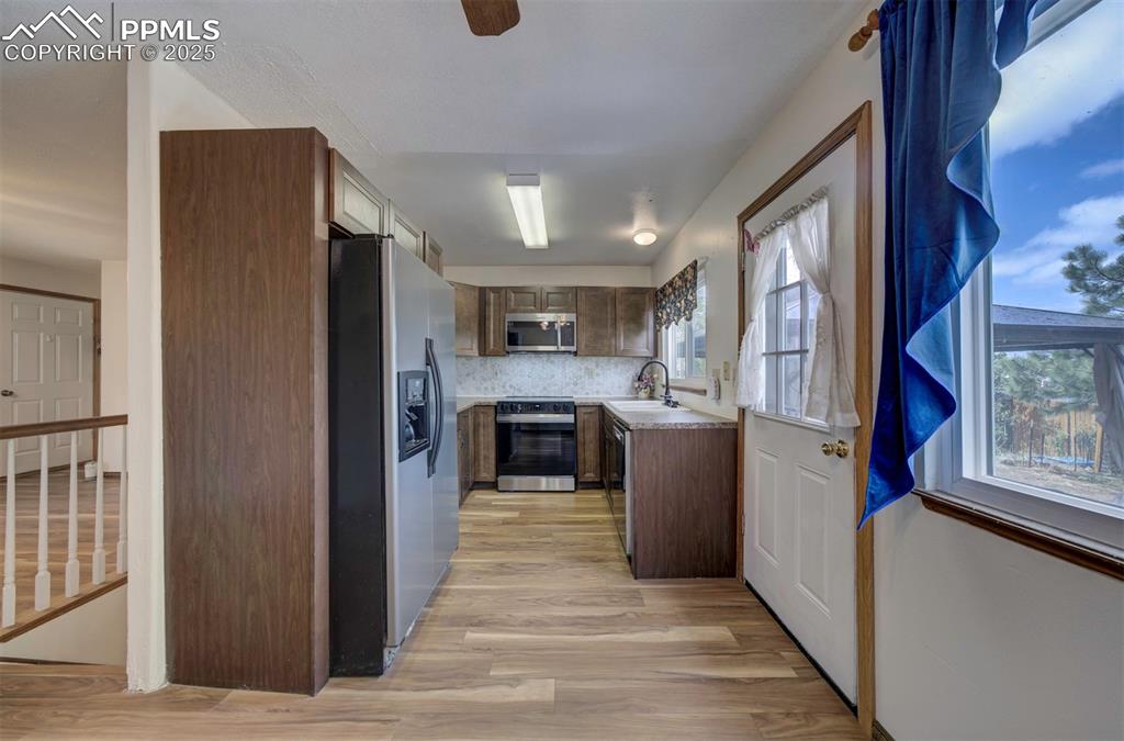 Image 9 of 30: Kitchen