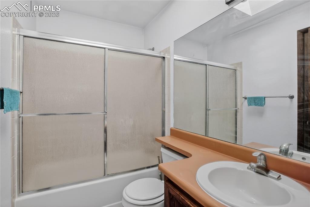 Image 9 of 17: Full bath - upper level