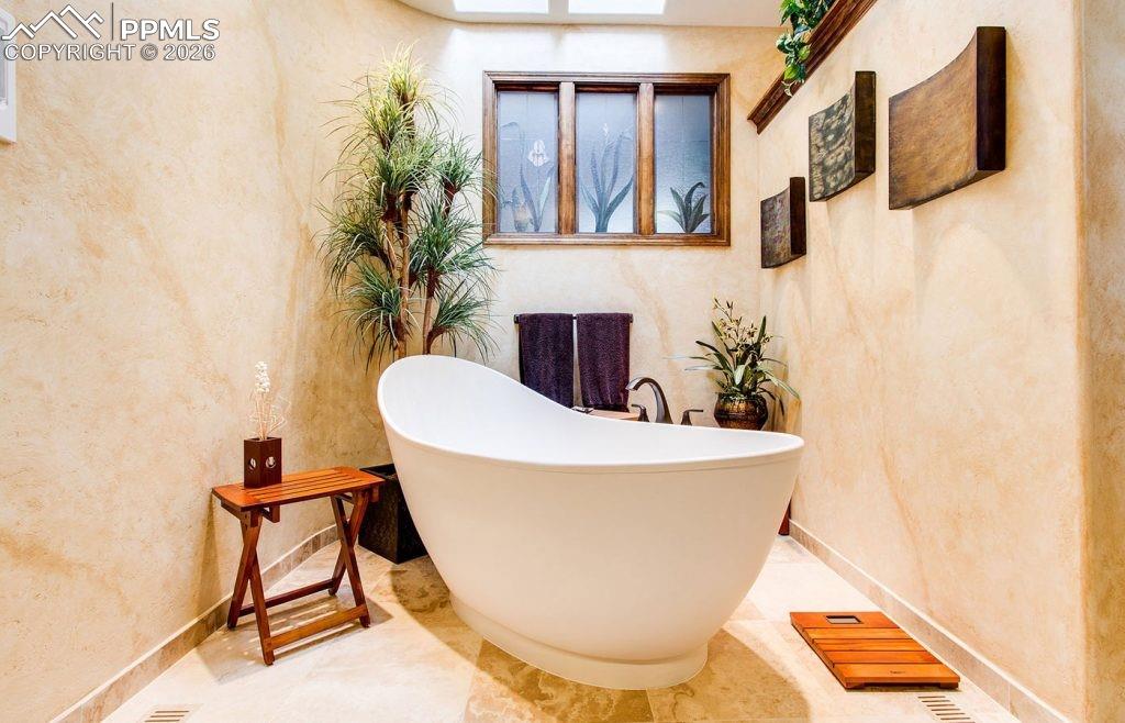 Image 9 of 11: Bathroom