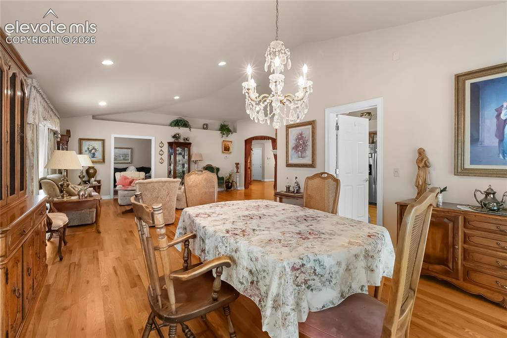 Image 10 of 50: Dining Area